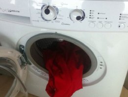 Хотел бы я посмотреть, как "дизайнеры" будут заново цветочки и сердечки рисовать фломастером после стирки)))Сизифов труд)