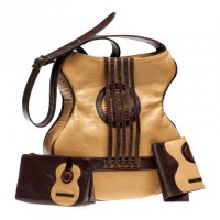 Ну что тут сказать. Вы очень хороший папа, правда! Вашей дочке очень повезло. Вот вам фото, тренируйтесь, и когда у вас получится так, ваша дочка обязательно будет носить ваши сумки. А пока не обижайтесь на нее. Держите плюс.