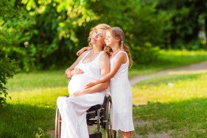 Вот это я понимаю красиво.Ксения Безуглова, Мисс Мира 2013 среди девушек на инвалидных колясках и ее дочка Таисия.