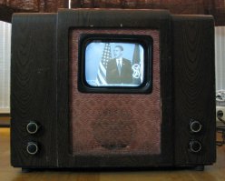 Фу нерусь:) Вот первый массовый советский телевизор КВН-49 Выпускался с  1948 по 1967.