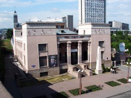 У нас в Красноярске тоже был свой "Гауди", вот здание краеведческого музея построено по проекту известного красноярского архитектора Леонида Александровича Чернышёва (1875—1932) и стилизовано под древнеегипетский храм.