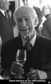 Это ты - лжец! 
Альберт Хофманн смотрит на тебя, как на... того, кто никогда не будет жить в своём замке в Швейцарии! 
Ничего странного на фото не заметно?