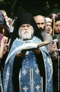 Священническое облачение - это еще не индульгенция и не всегда означает святость, священники - такие же люди, как мы с вами, только с них спрос будет больше. Бывают и такие, как отец Иоанн Крестьянкин, например, почитайте про него.