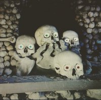 Не, это не значит, что я неуважительно отношусь к мертвецам... Просто делать было нечего. Кстати эти ребята из Костницы, что в Кутна-Горе находится)