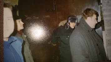 У меня в архиве тоже есть одно фото со съёмок...к сожалению не советского фильма, да и осталось только на бумаге, но лично мной сделано  Хабеныч и Пореченков на съёмках "Убойной силы" серия Братство по оружию...в Нарве...момент, когда они идут на сделку с торговцами оружия... (честно скажу, самая говёная серия получилась)