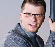 Мне кажется или тип в конце, который на камеру повернулся на харламова похож