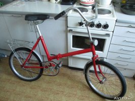 городской складной велосипед моей молодости, помещался даже в багажник запорожца, а уж в любую легковушку и подавно. А уж стоит копейки. Даже если упрут, то не так и страшно. Если вообще кто-то позарится.