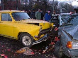 в них есть настоящий, ещё тех самых годов металл) подушки да, ремни да, но кузов держит нехило, за безопасность в этом автомобиле на крейсерских скоростях можно не волноваться