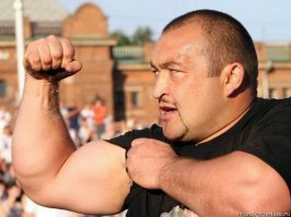 Наш челябинский Эльбрус Нигматуллин. Недавно сдвинул дом)))