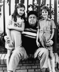 Чудесный кадр! С учетом того, что Невинный играл в фильме "Гостья из будущего" отрицательного героя (Весельчак У) - посмотрите, сколько доброты у него в глазах!