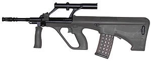 вот более популярная винтовочка чем некоторые образцы из обзора..
Steyr AUG (Австрия)