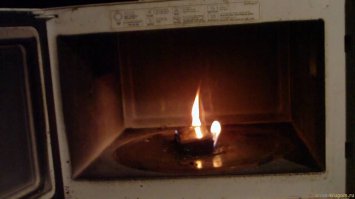 это не этот тип в микроволновку айфон  на подзарядку засовывал