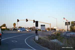 Херассе! На две полосы 4 светофора,и куча мелких надписей.Это понятно даже тупому?Это безопасно?Да еще квадратики какие то на дороге нарисованны,тут здоровый в дурку угодить может.