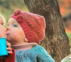 А на этом "снимке" что за белая линия по краю красной шапки?!