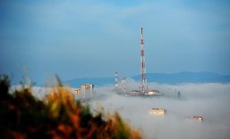 Я в шоке, где Владивосток!!! Сегодня уже 28 день лета, а мы еще не видели СОЛНЦА ТОЛКОМ (один день не считается), туман у нас бывает даже зимой, иностранные туристы называют наш город РОССИЙСКИМ САН-ФРАНЦИСКО ИЛИ РУССКИМ ТУМАННЫМ АЛЬБИОНОМ!!! А ЕЩЕ СРАВНИВАЮТ С ГОРОДОМ ИЗ ФИЛЬМОВ УЖАСОВ САЙЛЕН ХИЛЛ!!!