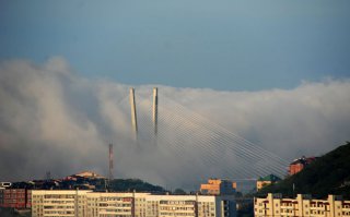 Я в шоке, где Владивосток!!! Сегодня уже 28 день лета, а мы еще не видели СОЛНЦА ТОЛКОМ (один день не считается), туман у нас бывает даже зимой, иностранные туристы называют наш город РОССИЙСКИМ САН-ФРАНЦИСКО ИЛИ РУССКИМ ТУМАННЫМ АЛЬБИОНОМ!!! А ЕЩЕ СРАВНИВАЮТ С ГОРОДОМ ИЗ ФИЛЬМОВ УЖАСОВ САЙЛЕН ХИЛЛ!!!