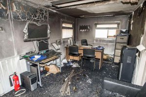 улыбнул огнетушитель! Все вокруг сгоревшее и расплавившееся, а огнетушитель стоит как новенький =)