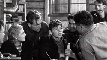 Сергей Фёдорович Бондарчук в «Молодой гвардии» сыграл свою первую роль в кино, ведь он же учился на актерском во ВГИКе у Герасимова, который и был режиссером этого фильма.  Режиссёрский дебют Сергея Бондарчука - фильм «Судьба человека».

Герасимов Сергей Аполлинариевич – величина, каких мало в мировом кино. «Семеро смелых», «Учитель», «Молодая гвардия»,  «Тихий Дон», «Люди и звери», «Журналист», «У озера», «Любить человека», «Дочки-матери», «Красное и чёрное», «Юность Петра», «В начале славных дел», «Лев Толстой» - что ни картина, то шедевр советского кинематографа.