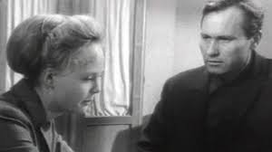 Сергей Фёдорович Бондарчук в «Молодой гвардии» сыграл свою первую роль в кино, ведь он же учился на актерском во ВГИКе у Герасимова, который и был режиссером этого фильма.  Режиссёрский дебют Сергея Бондарчука - фильм «Судьба человека».

Герасимов Сергей Аполлинариевич – величина, каких мало в мировом кино. «Семеро смелых», «Учитель», «Молодая гвардия»,  «Тихий Дон», «Люди и звери», «Журналист», «У озера», «Любить человека», «Дочки-матери», «Красное и чёрное», «Юность Петра», «В начале славных дел», «Лев Толстой» - что ни картина, то шедевр советского кинематографа.