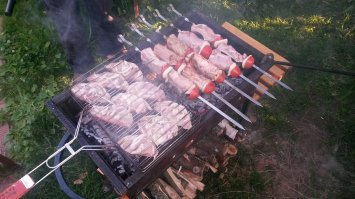 Это не шашлык. Но свиная корейка это самое вкусное мясо на мой взгляд.
А вот так выглядит настоящий шашлык из свинины на кости...
