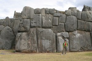 Нет там 500 тонных блоков??? Давали сылку где человек мифы рушит??? Да ладно... ) кто еще псевдоученный))  ну вот давайте отбросим весь бред. Представим что мы ничего не знаем о египтологии. Просто посмотрим на реальные фото. Без предрассудков. Любой, я повторяю, любой человек, не знакомый с египтологией и вообще не знающий их теорий, скажет что эти сооружения делали с помощью механических средств.  Это факт. Поэтому от сюда споры.