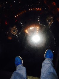 Шанхайская телебашня. Стеклянный пол. Реально страшновато!