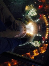Шанхайская телебашня. Стеклянный пол. Реально страшновато!