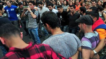 Армения. "Майдан" на 220

Сегодня, 08:33Распечатать
В Ереване сотрудники правоохранительных органов призвали людей, находившихся всю ночь на проспекте Баграмяна, разойтись или же переместиться на площадь Свободы, где акцию протеста можно проводить с разрешения властей. Дело в том, что протестующие в столице Армении, по сути, раскололись на два лагеря: один лагерь действительно протестует против роста тарифов на электроэнергию, а другой явно нацеливается на повторение украинского сценария с насильственной сменой власти. 

До сих пор на проспекте Багрямана остаются несколько сотен человек, которые ночевали прямо на мостовой – на матрасах под открытым небом или в палатках. Из мусорных баков стали сооружать баррикады.

Представители полиции говорят о том, что силовой сценарий разгона ереванского митинга пока не рассматривается, и они надеются, что люди разойдутся по домам. При этом в умеренном лагере протестующие комментируют ситуацию примерно так:

Мы готовы разойтись, если власть услышит наше мнение и разберётся с ценообразованием на электроэнергию. Но так говорят только те, кто действительно обеспокоен ростом тарифов.

Нужно отметить, что премьер-министр Армении Овик Абраамян в связи с накалом обстановки на проспекте Баграмяна заявил, что людей, вышедших на акцию протеста, используют в качестве инструмента дестабилизации. 

Российская Газета приводит слова армянского премьера:
Они выдвинули на первый план не социальную или экономическую составляющую проблемы, а непонятные и бесперспективные политические амбиции.



ПС: Объяните тупой блондинке, зачем они всё-время танцуют?