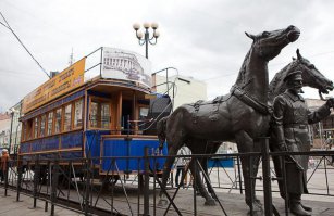 Еще Питер, теперь Васильевский остров :)
Памятник конке, и памятник пушкарю Василию :)