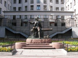 Еще Питер, теперь Васильевский остров :)
Памятник конке, и памятник пушкарю Василию :)