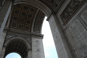 Вот тоже нестандартные виды, которые успел наснимать.
1) вокзал в Париже Сен Лазар вид официальные
2) тоже самое, но сбоку.
3) арка триумфальная.
4) Гонконг вид сверху, там на горизонте домики высотные и живут там миллионов 10, но там уже Китай.