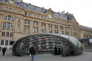 Вот тоже нестандартные виды, которые успел наснимать.
1) вокзал в Париже Сен Лазар вид официальные
2) тоже самое, но сбоку.
3) арка триумфальная.
4) Гонконг вид сверху, там на горизонте домики высотные и живут там миллионов 10, но там уже Китай.