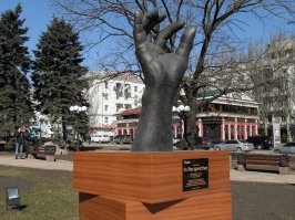 Донецк, Памятник-рука