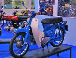 Вот хонда CUB C90 ,а на картинках переделаное детище какого то рукожопа.Без навесного ,проводки ,тормозов и силового агрегата.Короче картинки к посту не имеют ни какого отношения.Может закз конкурентов?