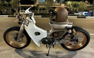 Вот хонда CUB C90 ,а на картинках переделаное детище какого то рукожопа.Без навесного ,проводки ,тормозов и силового агрегата.Короче картинки к посту не имеют ни какого отношения.Может закз конкурентов?