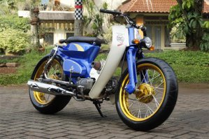 Вот хонда CUB C90 ,а на картинках переделаное детище какого то рукожопа.Без навесного ,проводки ,тормозов и силового агрегата.Короче картинки к посту не имеют ни какого отношения.Может закз конкурентов?