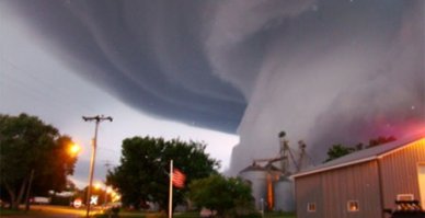 Как-то наблюдала смерч вживую   Жутковато как-то стало.  Само собой подумалось "упаси боже попадать в такое!" После полудня резко похолодало, сорвался ветер, на горизонте виднелись молнии, полил дождь. Огромный белый столб смерча был хорошо виден на фоне грозовых облаков, - все это было в Керчи,  на берегу Азовского моря.