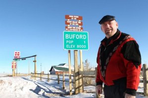 Вот поболее )
В 80-х годах ХIX века в Буфорде проживали 2000 человек. Они строили одну из крупнейших железных дорог в США. Сейчас же рядом с надписью «численность населения» на дорожном знаке при въезде в город стоит единичка.

Хмурый и неразговорчивый мужчина официально считается мэром города, в котором один жилой дом, не считая двух сараев, где находятся хозяйственный и продуктовый магазины, которые держит Дэн. Еще в Буфорде есть заправка.

Частенько дальнобойщики, которые составляют большую часть клиентов Салмона, выдергивают мэра города прямо из постели и заставляют его заправлять их грузовики.

«Если вы заблудитесь в окрестностях Буфорда, то лучше бы вам знать, где живет Дэн. Иначе вам крышка. Здесь на километры вокруг нет ни души», — говорят жители окрестных городов.