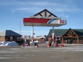 Вот поболее )
В 80-х годах ХIX века в Буфорде проживали 2000 человек. Они строили одну из крупнейших железных дорог в США. Сейчас же рядом с надписью «численность населения» на дорожном знаке при въезде в город стоит единичка.

Хмурый и неразговорчивый мужчина официально считается мэром города, в котором один жилой дом, не считая двух сараев, где находятся хозяйственный и продуктовый магазины, которые держит Дэн. Еще в Буфорде есть заправка.

Частенько дальнобойщики, которые составляют большую часть клиентов Салмона, выдергивают мэра города прямо из постели и заставляют его заправлять их грузовики.

«Если вы заблудитесь в окрестностях Буфорда, то лучше бы вам знать, где живет Дэн. Иначе вам крышка. Здесь на километры вокруг нет ни души», — говорят жители окрестных городов.