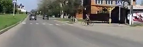 Несколько фактов в пользу водителя:

-велосипедист ехал по второстепенной дороге и выехал на перекрёсток, а не с тротуара на пешеходный переход.

-время фото 00:05, а на 00:06 водитель уже сигналил и тормозил. По траекторий движения велосипеда видно, что он едет из второстепенной в первую полосу главной дороги, а то что он наперекосяк через пешеходку попрёт, это экстрасенсом надо быть.