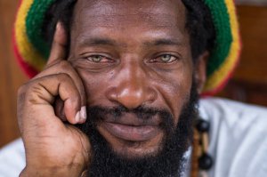 *Кубинец с большими зелеными глазами
Забыли добавить: Кубинец с большими зелеными и убитыми глазами)