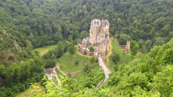 Как раз недавно был на замке Eltz. Красота, изящность, романтика и никаких привидений. :)