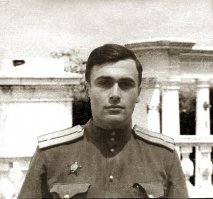 Вот Анчаров (молодой лейтенант) в 1946. На фото класса он четвертый справа в верхнем ряду.