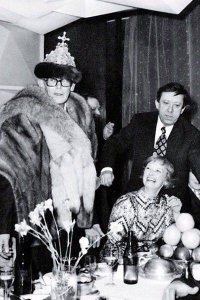 "Леонид Гайдай, Нина Гребешкова и Юрий Никулин на банкете по случаю окончания съёмок фильма "Бриллиантовая рука", 1969 г."
Конечно, всё может быть, но... Причем здесь шапка Мономаха? Реквизит был позаимствован из фильма "Иван Васильевич Меняет профессию"???