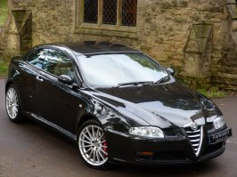 В своё время дизайнеры бугатти стырыли очень много от alfa romeo GT, только у Альфы все дизайнерский ходы смотрятся гармонично а у бугати через ж...у.