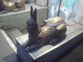 питер. фонтанка. зайцы-сфинксы у кафе