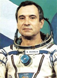 Это суммарный налёт. 
Обладатель мирового рекорда самого длительного полёта в космос 437 суток и 18 часов на борту орбитальной станции «Мир» это лётчик-космонавт СССР, Герой Советского Союза

Поляков Валерий Владимирович

Врач, доктор медицинских наук, профессор, старший лейтенант медицинской службы запасаю