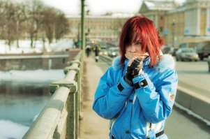 когда-то и я красилась  в красный... Теперь все, хватит, отращиваю свои, русые=)