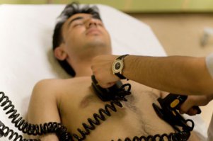 Одно из самых распространенных киношных заблуждений, что если труп трахнуть током он оживет
И все человечество уверенно, что если помер кто, то надо его шарахнуть дефибриллятором.
Но он не оживляет, а всего лишь применяется при фибрилляции желудочков. Безусловно, нужная штука, но все же...

А "оживить" может только массаж сердца, искусственное дыхание плюс препараты.