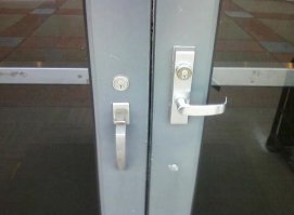 Нормальный эвакуационный выход. Справа рабочая створка, слева- нерабочая, изнутри- пушбары.